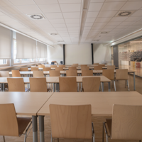 innenbeschattung-blendschutzrollo-hoersaal